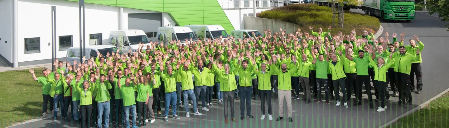 Mitarbeiter EnviroFALK auf Firmengelände jubelnd