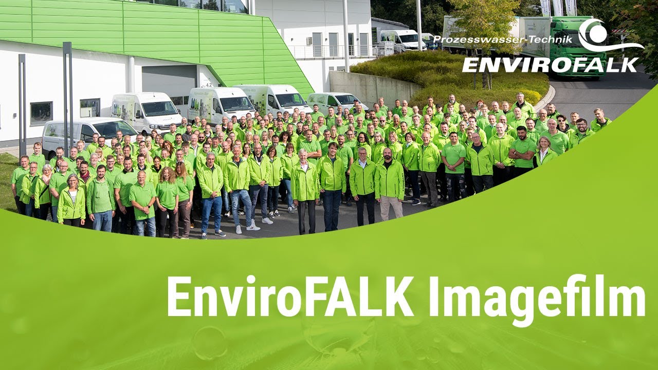 zahlreiche EnviroFALK-Mitarbeiter vor Firmengebäude stehend mit der Überschrift "EnviroFALK Imagefilm"