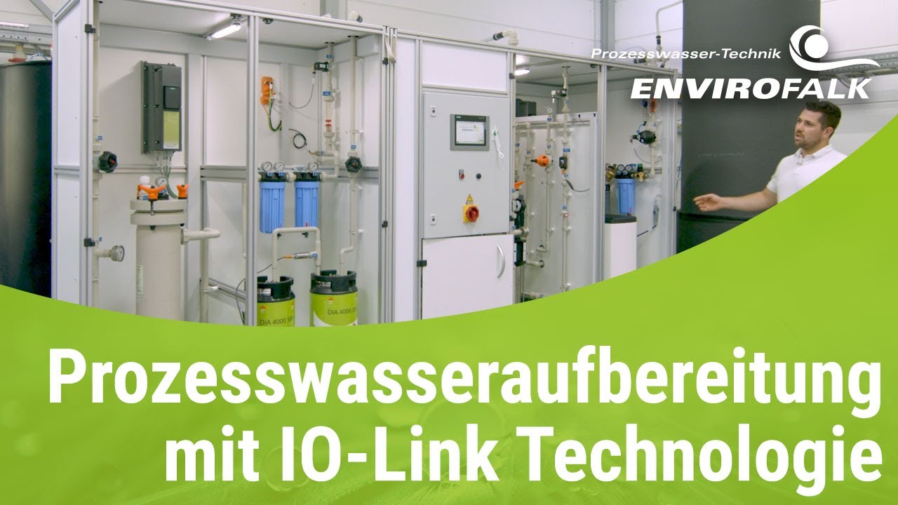 Wasseraufbereitungsanlage mit Mitarbeiter und der Überschrift "Prozesswasseraufbereitung mit IO-Link Technologie"