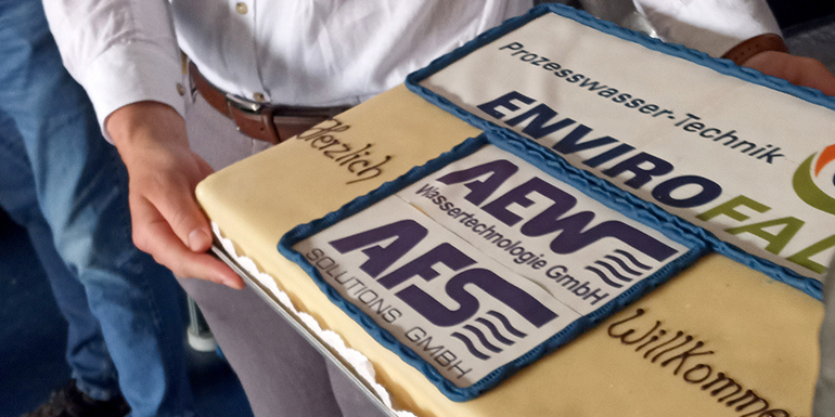 großer Kuchen mit der Aufschrift EnviroFALK und AEW/AFS