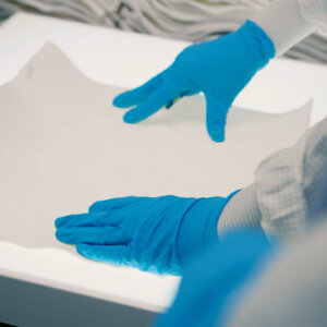 Vorbereitung der Fertigung von Schwammaterialien für Augenspeere